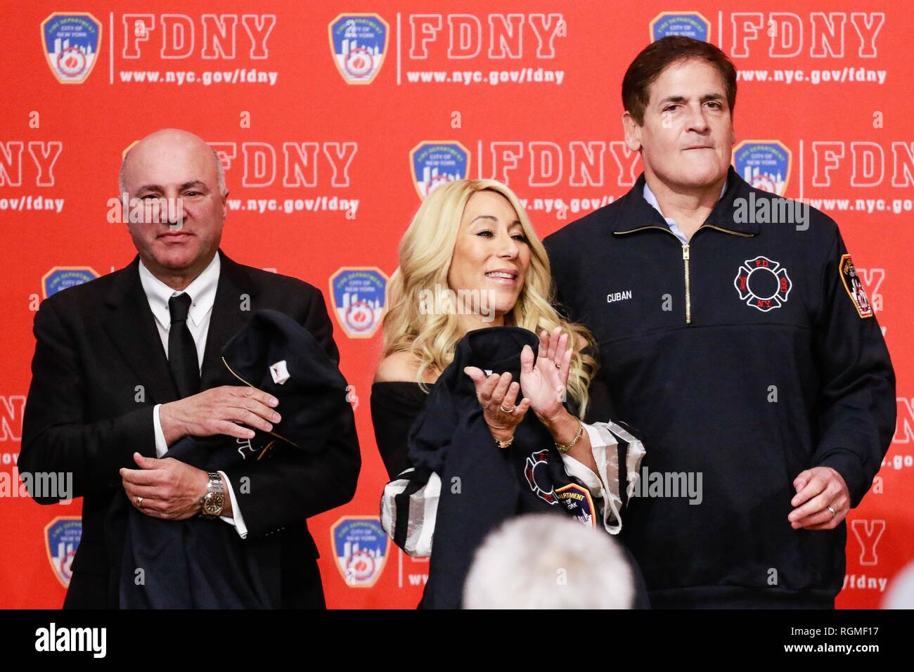 Brooklyn, NY, USA. 30 Jan, 2019. Kevin O'Leary, Lori Greiner und Mark Cuban als Haifischbecken Investoren und Cup Board Pro Unternehmer, Kaley, Christian und Keira Junge, eine Spende für das FDNY Stiftung, zu Ehren des Vaters vorhanden, Keith Jung ein fdny Feuerwehrmann, der im letzten Jahr von einer 9/11-ähnliche Krankheit gestorben. Januar 30, 2019 at FDNY Sitz in Brooklyn, New York City. Credit: Diego Corredor/Medien Punch/Alamy Live News Credit: MediaPunch Inc/Alamy leben Nachrichten Stockfoto