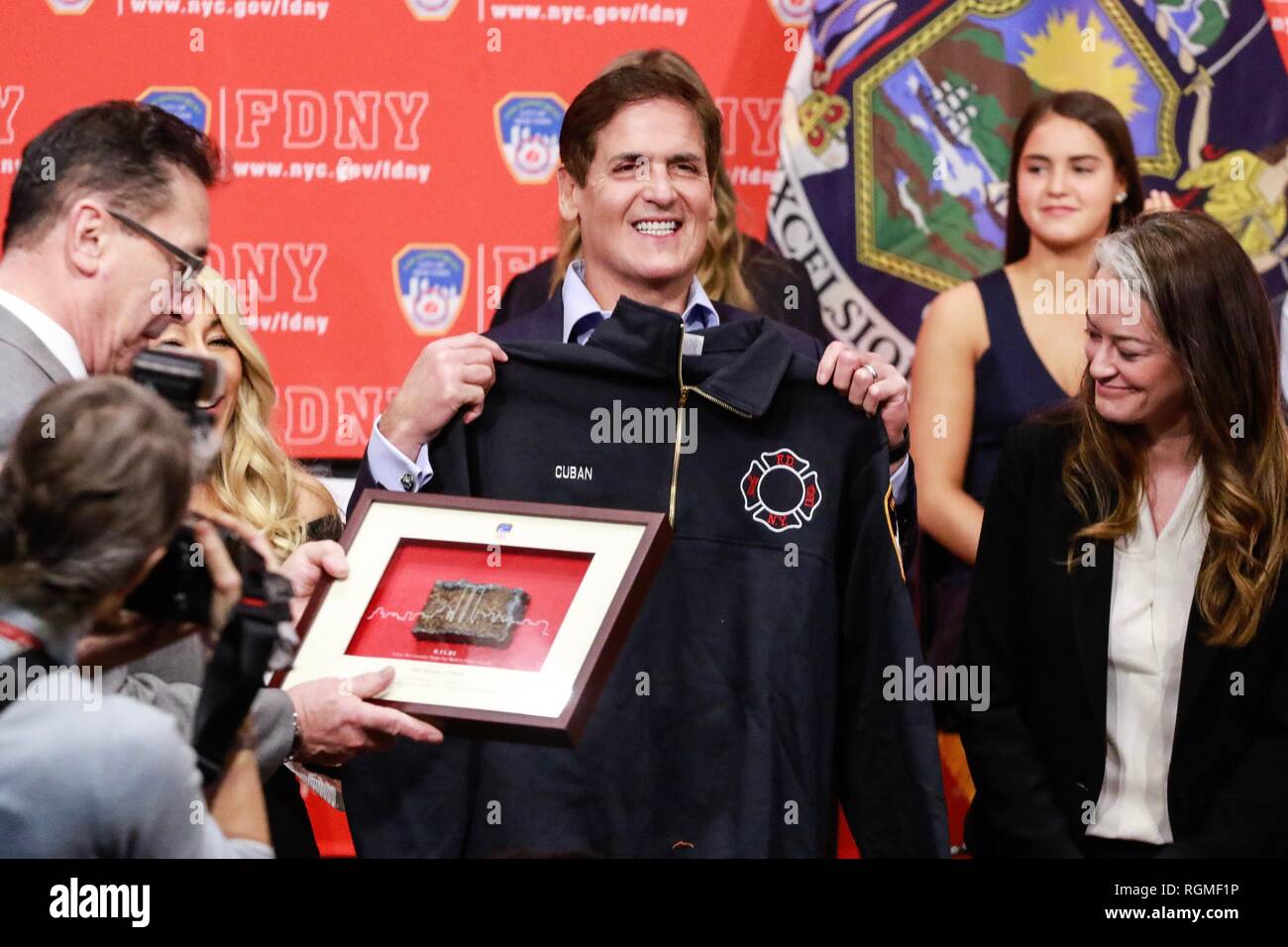 Brooklyn, NY, USA. 30 Jan, 2019. Mark Cuban als Haifischbecken Investoren und Cup Board Pro Unternehmer, Kaley, Christian und Keira Junge, eine Spende für das FDNY Stiftung, zu Ehren des Vaters vorhanden, Keith Jung ein fdny Feuerwehrmann, der im letzten Jahr von einer 9/11-ähnliche Krankheit gestorben. Januar 30, 2019 at FDNY Sitz in Brooklyn, New York City. Credit: Diego Corredor/Medien Punch/Alamy Live News Credit: MediaPunch Inc/Alamy leben Nachrichten Stockfoto