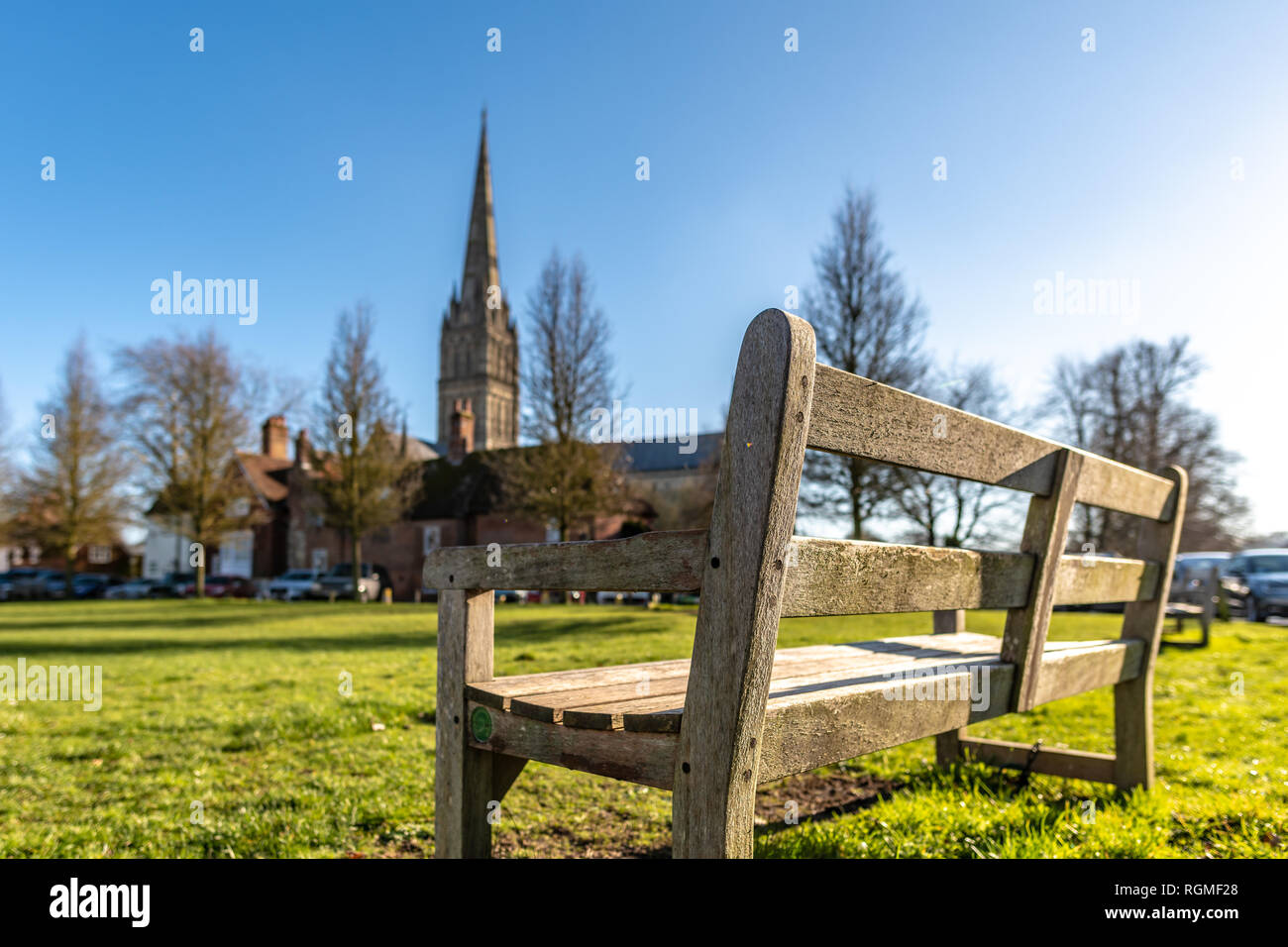 Salisbury, Wiltshire, UK. 30. Januar 2019. Einen leeren Parkbank mit Blick auf die Kathedrale von Salisbury. Der Bereich ist leer von Menschen im Gefolge der Novichok Nerv agent Angriff durch russische Agenten. Quelle: Thomas Faull/Alamy leben Nachrichten Stockfoto Salisbury, Wiltshire, UK. 30. Januar 2019. Einen leeren Parkbank mit Blick auf die Kathedrale von Salisbury. Der Bereich ist leer von Menschen im Gefolge der Novichok Nerv agent Angriff durch russische Agenten. Quelle: Thomas Faull/Alamy leben Nachrichten Stockfoto