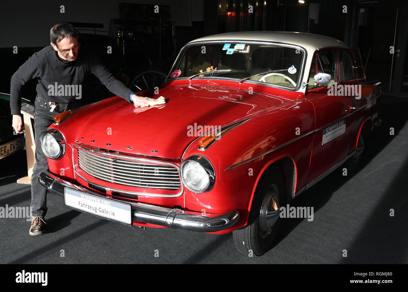 Bremen, Deutschland. 29 Jan, 2019. Carsten Pätzold, Sammler von Oldtimern, reinigt in einem Ausstellungsraum in Speicher ich in der Überseestadt, einen Goliath Hansa 1100 Luxus, 1960 erbaut und von ihm restauriert, genannt "Hänschen" von ihm. Das Unternehmen gehörte Borgward Goliath. Pätzold ist ein Körper und Fahrzeug Builder und liebt alte Autos, vor allem borgwards. Quelle: Carmen Jaspersen/dpa/Alamy leben Nachrichten Stockfoto