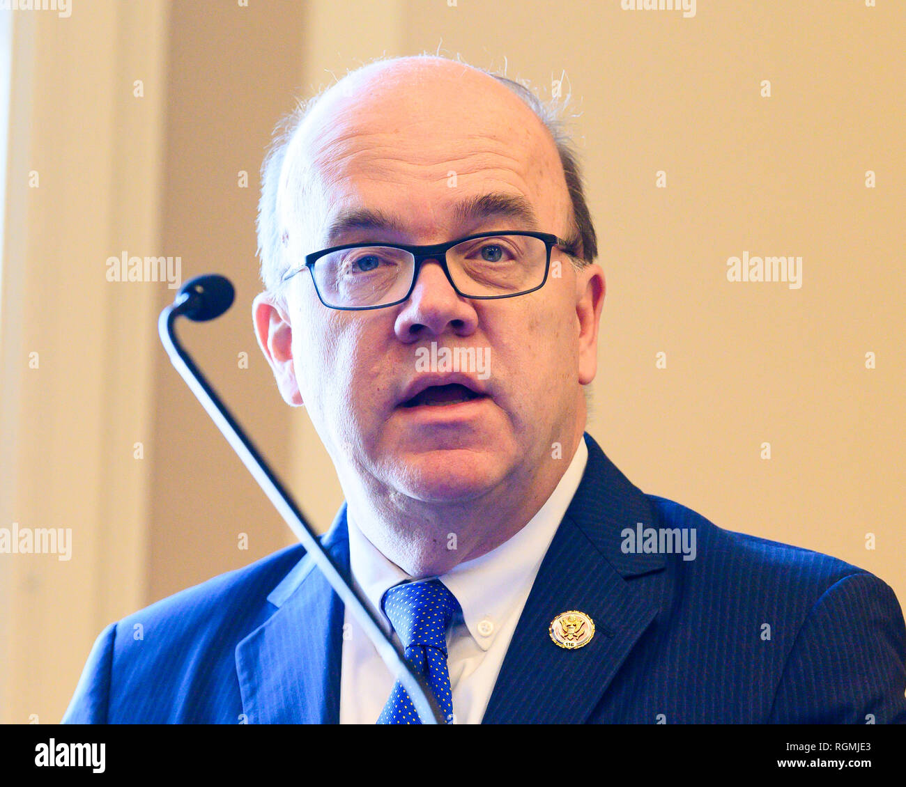 United States Vertreter Jim McGovern (D-MA) beobachtet, als er am Zentrum für Strategische und Internationale Studien (CSIS) Veranstaltung zur "Zukunft der Rechtsstaatlichkeit, der CICIG, und die Reform der Justiz in Guatemala" im Rayburn House Bürogebäude in Washington, DC gehalten. Stockfoto