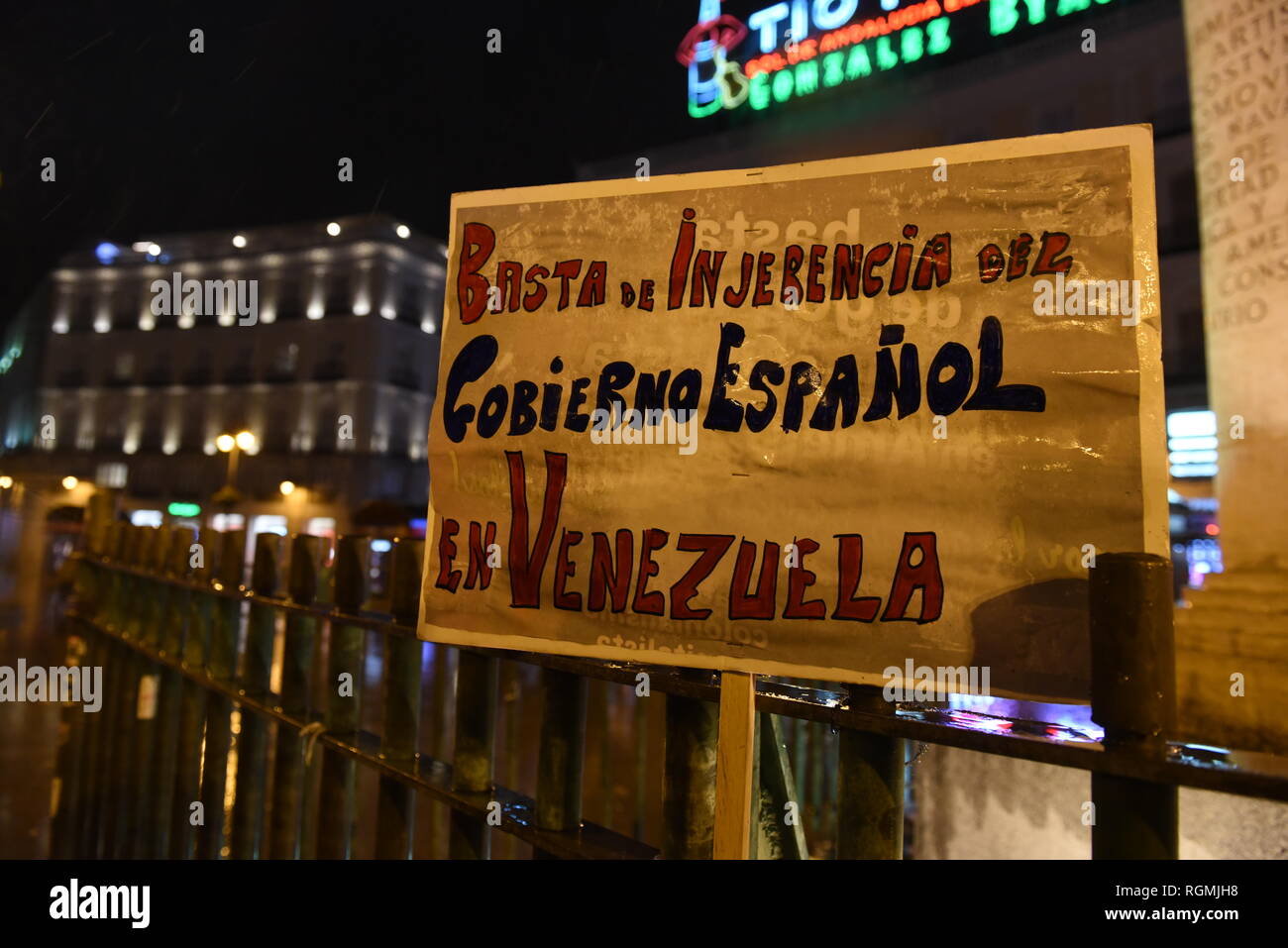 Madrid, Spanien. 30 Jan, 2019. Eine Plakette mit einer Nachricht gegen die Unterstützung der spanischen Regierung zu den temporären Präsident der Venezolanischen Nationalversammlung Juan Guaidó, ist während des Protestes gesehen. Rund 150 Leute an der Puerta del Sol in Madrid versammelt, um zu protestieren, die Unterstützung von Nicolás Maduro. Credit: SOPA Images Limited/Alamy leben Nachrichten Stockfoto