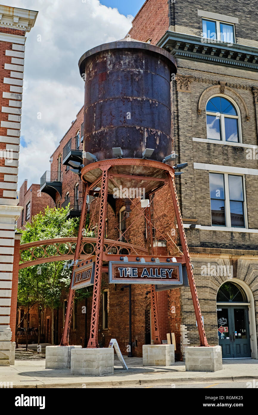 Ein alter Wassertank auf dem Dach, auf der Straße, steht am Eingang zum 'Gasse' im Unterhaltungsviertel von Montgomery Alabama, USA. Stockfoto