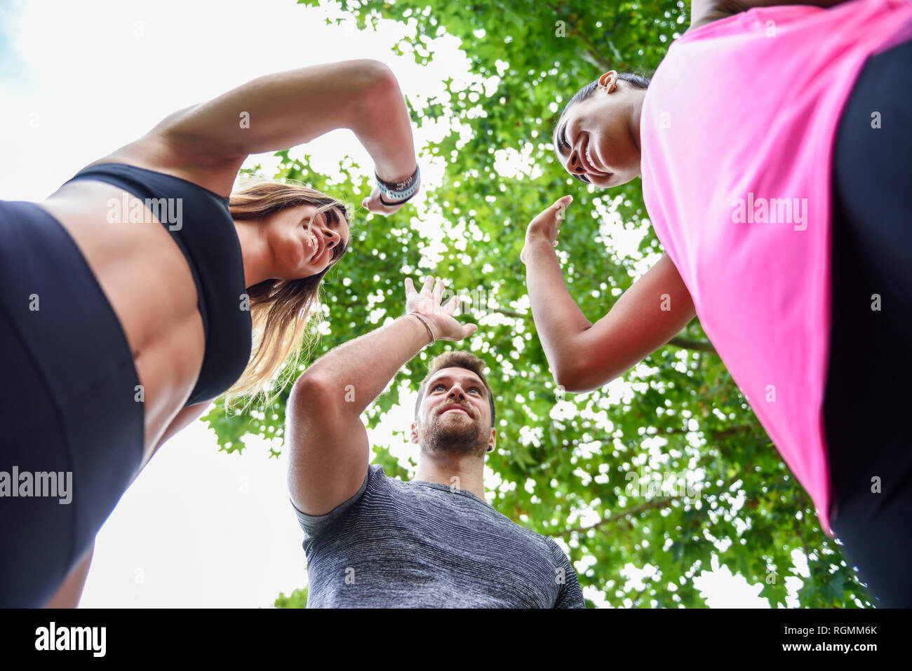 Junge sport team, high-fiving in Park, Erfolge feiern Stockfoto