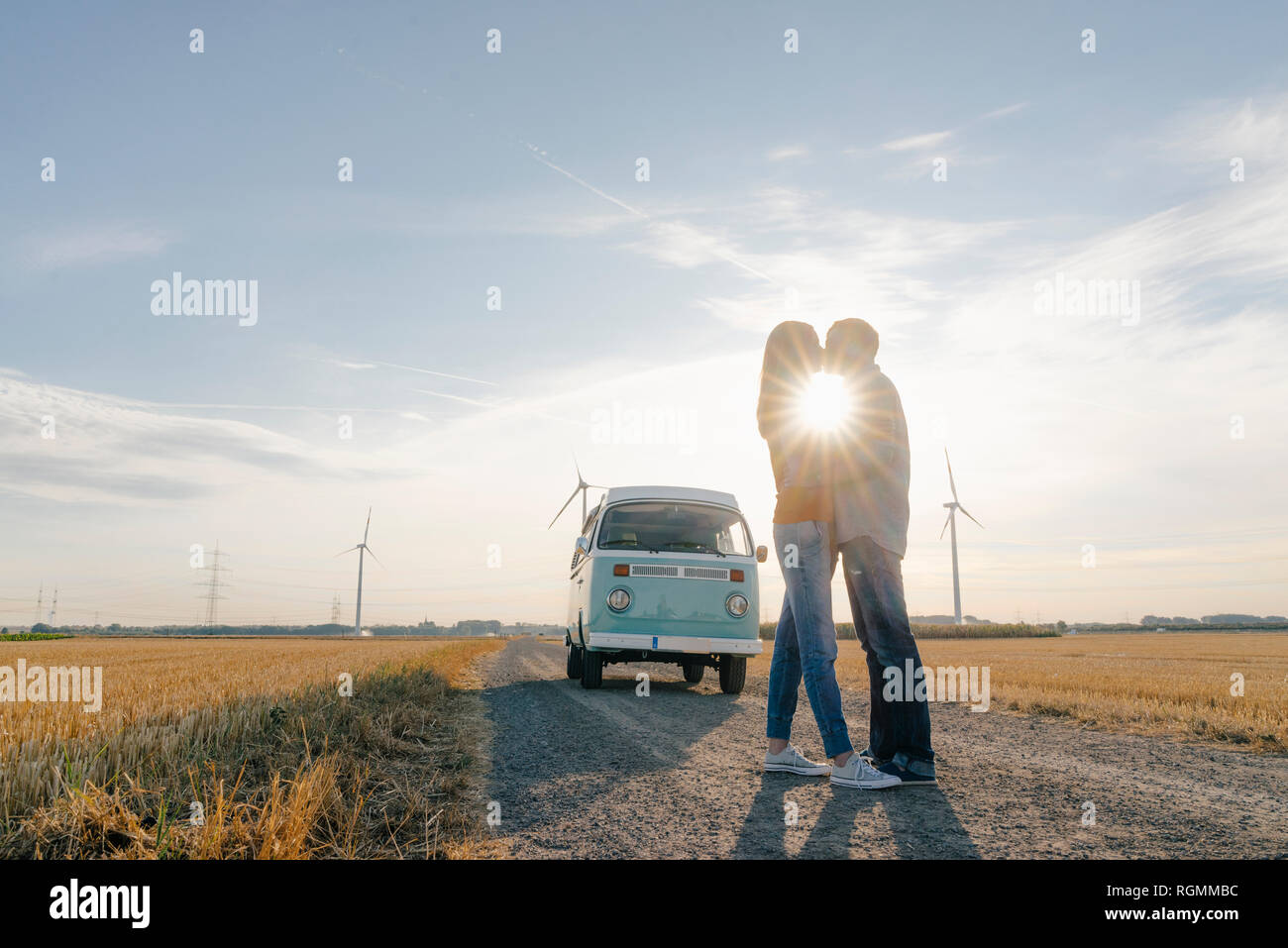 Junges Paar Küssen an Wohnmobil in ländlichen Landschaft Stockfoto