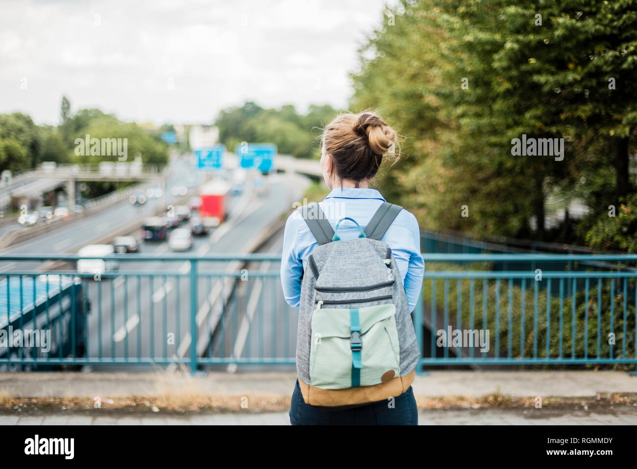 Ansicht der Rückseite Frau mit Rucksack auf Autobahnbrücke Stockfoto