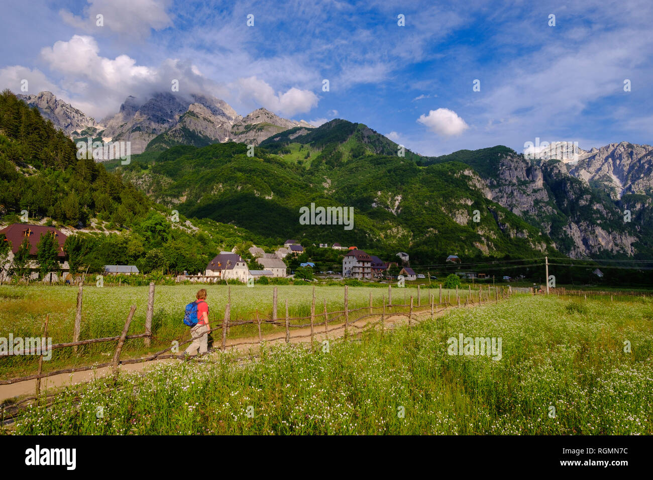 Albanien, Shkoder County, Albanischen Alpen, Theth Nationalpark, Theth, weibliche Wanderer Stockfoto