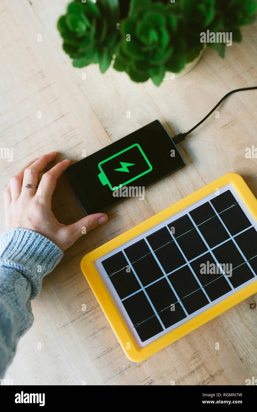 Technologie für erneuerbare Energien, Solar Panel laden ein Mobiltelefon Batterie Stockfoto