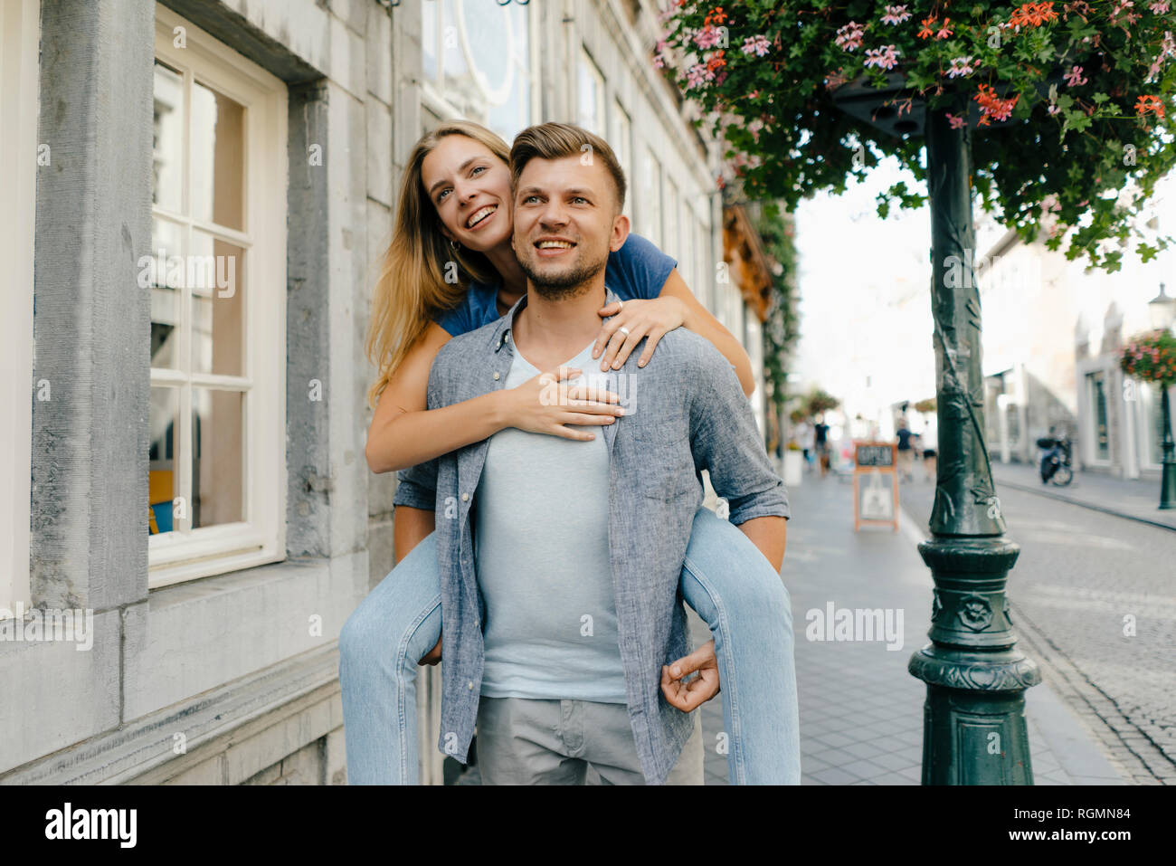 Niederlande, Maastricht, glückliches junges Paar in der Stadt Stockfoto