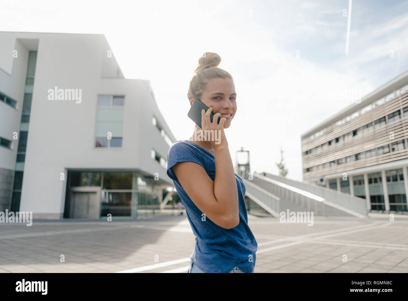 Niederlande, Maastricht, lächelnden jungen Frau auf Handy in der Stadt Stockfoto