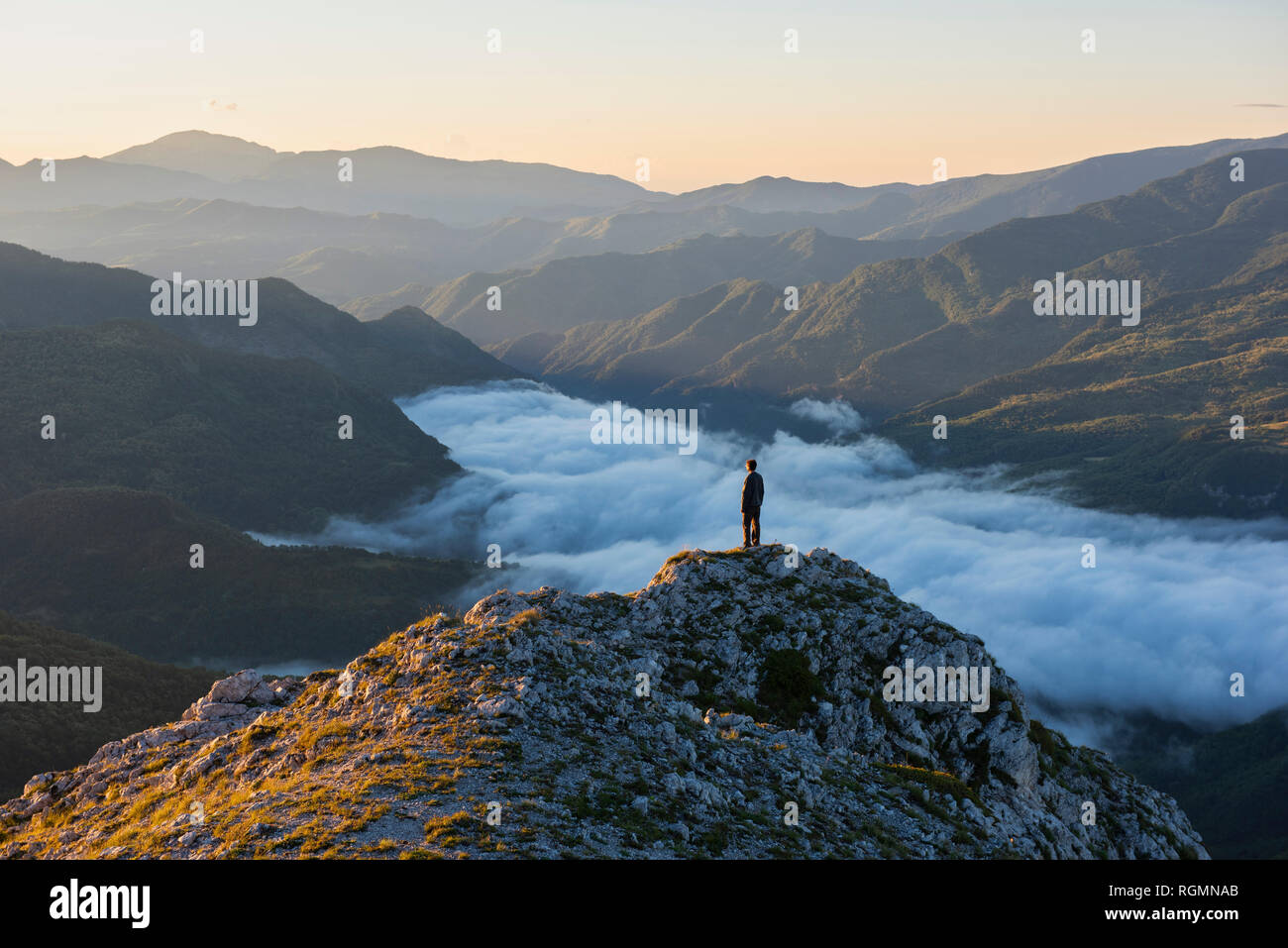 Italien, Umbrien, Sibillini Nationalpark, Wanderer auf Sicht bei Sonnenaufgang Stockfoto