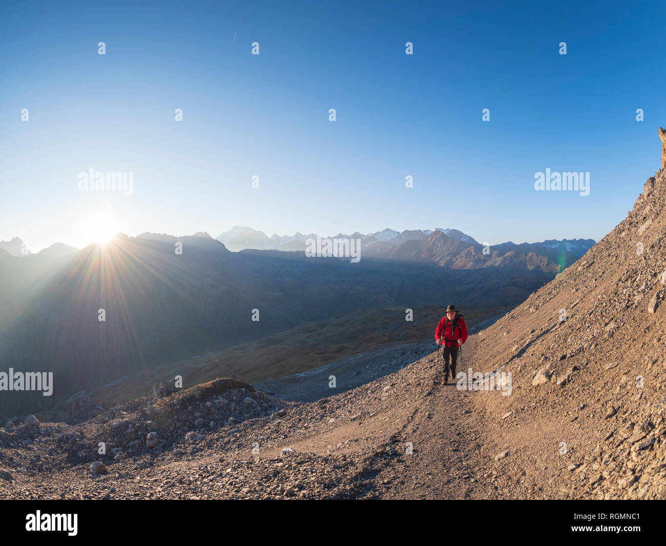 Grenzregion Italien Schweiz, älterer Mann Wandern in der Bergwelt am Piz Umbrail-pass Stockfoto