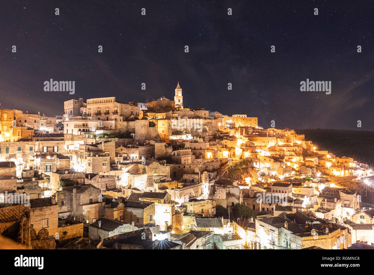 Italien, Basilicata, Potenza, Stadtbild und historische Höhlenbehausungen, Sassi di Matera in der Nacht Stockfoto