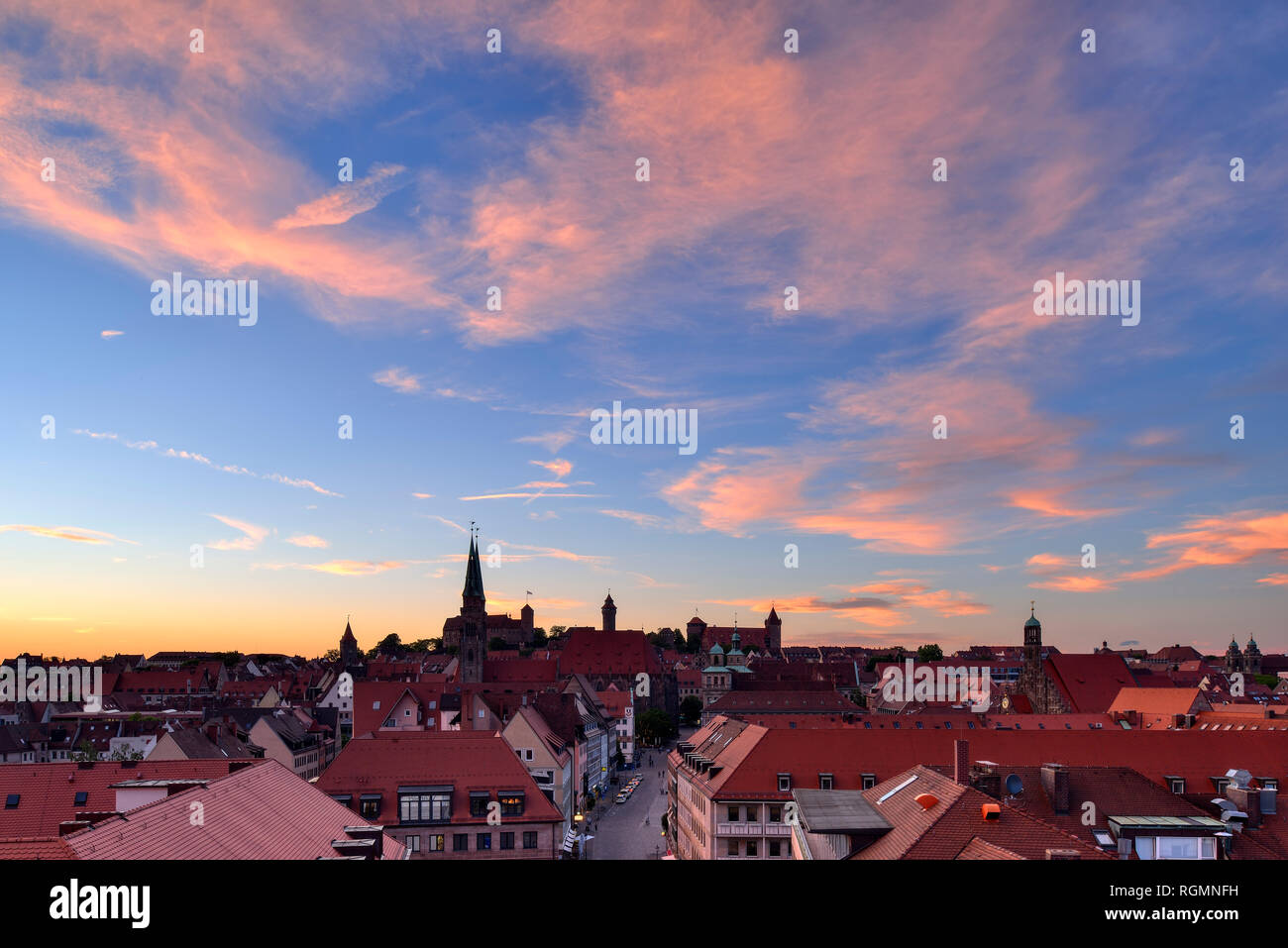 Skyline von Nürnberg bei Sonnenuntergang, Bayern, Mittelfranken, Deutschland Stockfoto