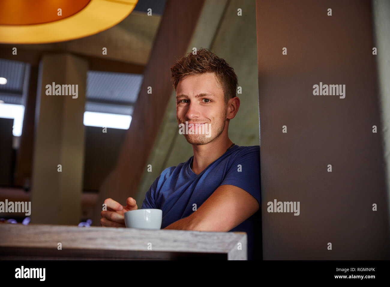 Porträt von lächelnden jungen Mann in einem café Stockfoto