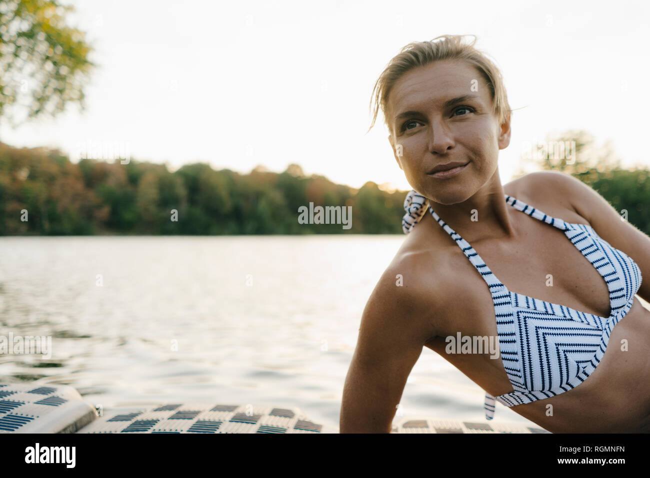 Portrait von Frau im Bikini an einem See Stockfoto