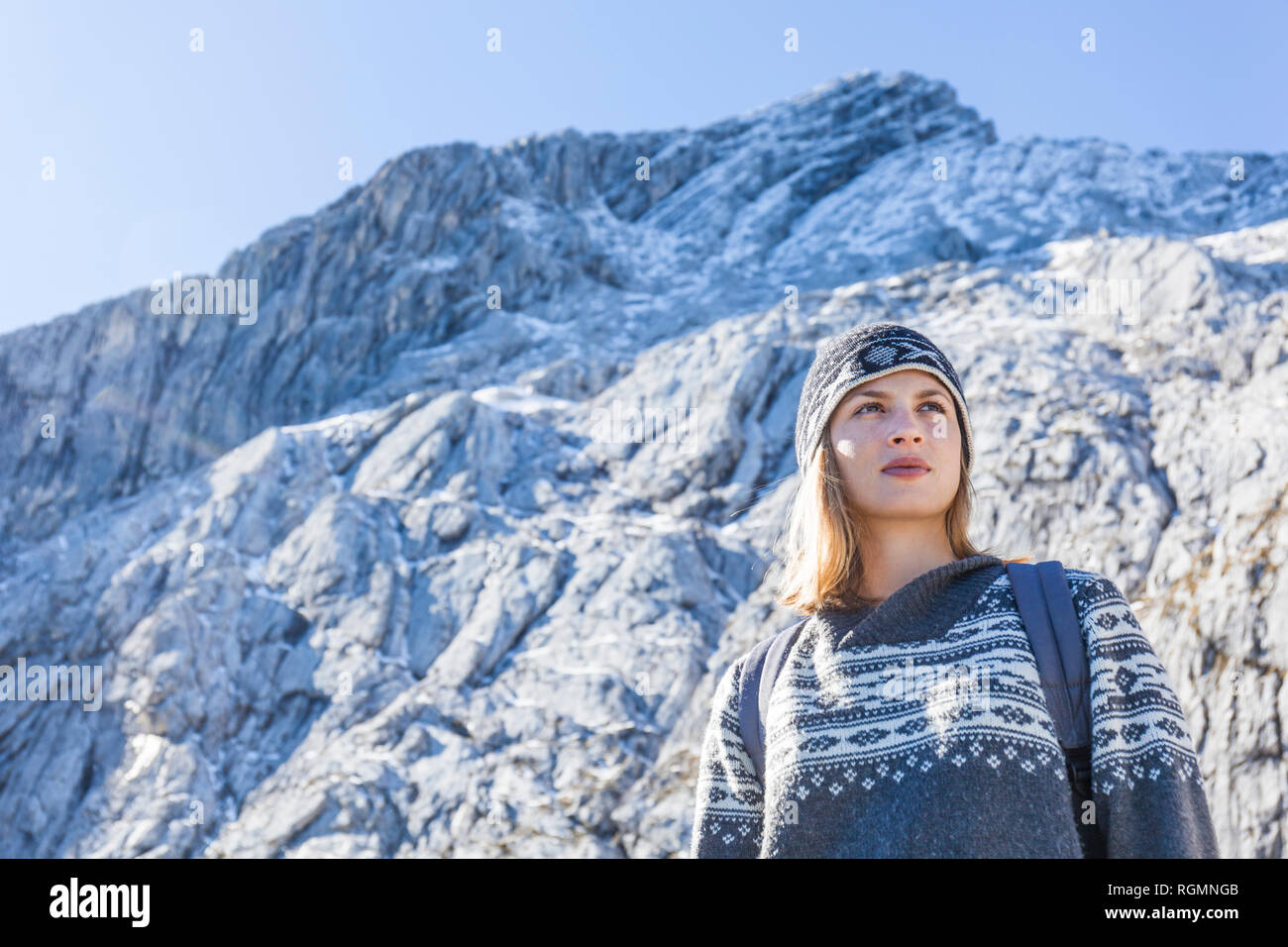 Deutschland, Garmisch-Partenkirchen, Alpspitze, Osterfelderkopf, weibliche Wanderer auf Sicht betrachten anzeigen Stockfoto