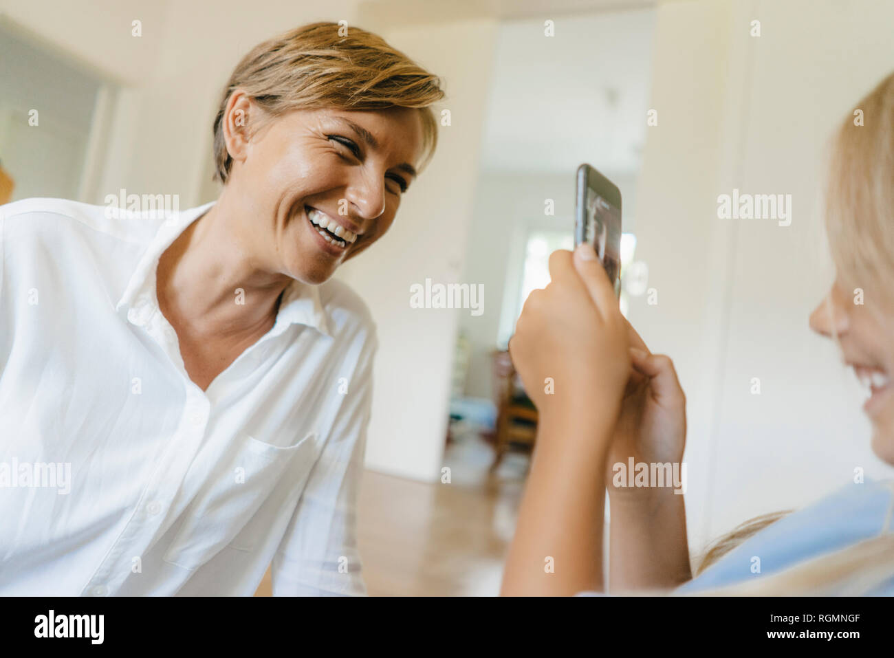 Tochter, Smartphone Bild der glücklichen Mutter Stockfoto