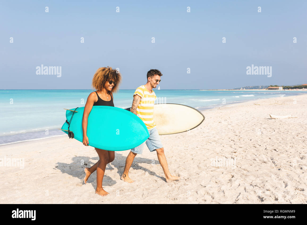 Paar am Strand, Surfbretter Stockfoto