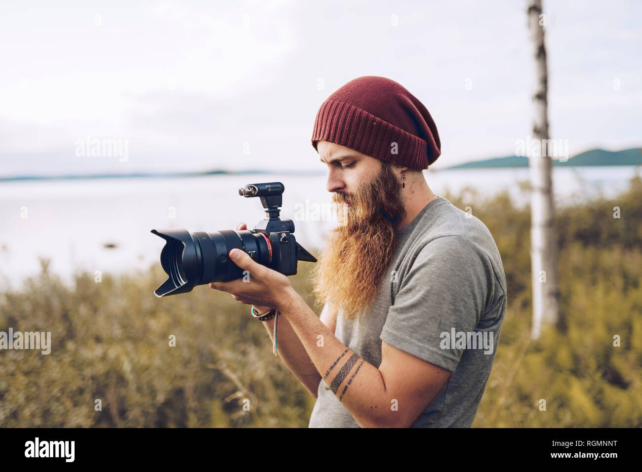 Junge Fotograf Fotografieren in der Natur Stockfoto