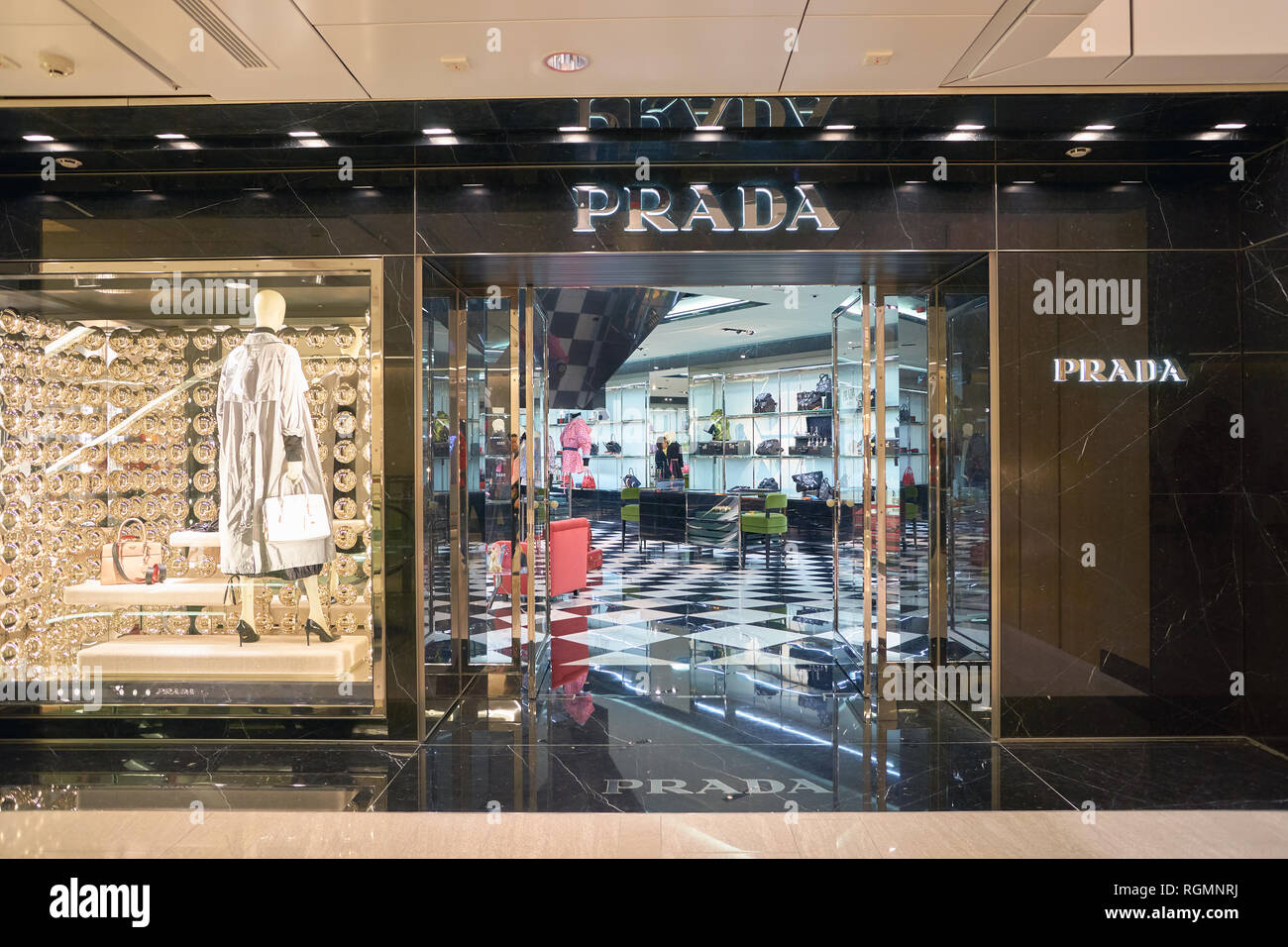 Hongkong - ca. November 2016: Prada Store in Hongkong. Stockfoto