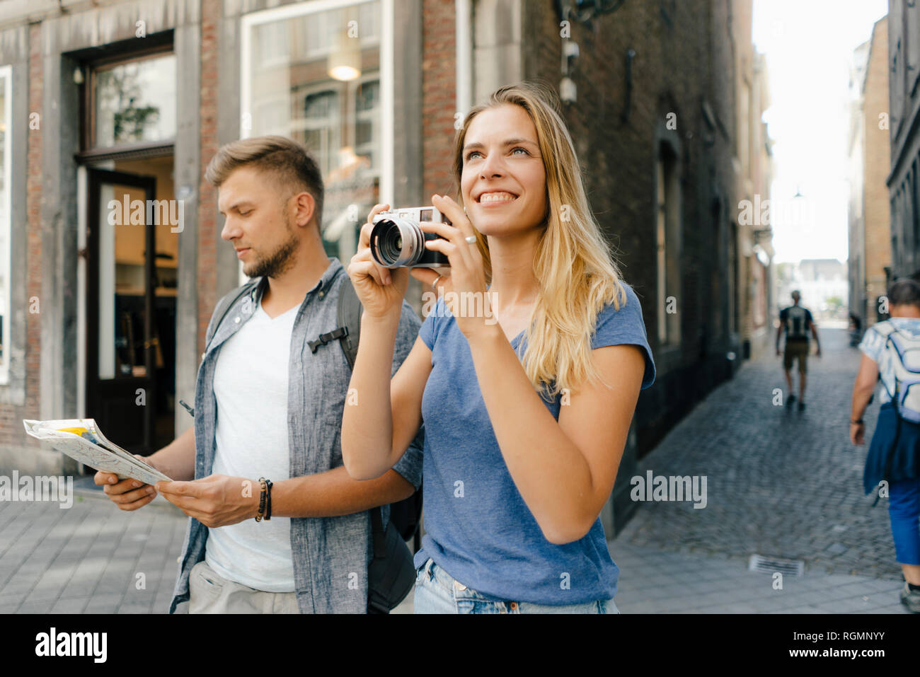 Niederlande, Maastricht, junges Paar die Stadt zu erkunden Stockfoto