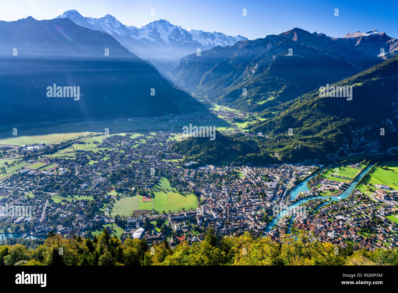 Schweiz, Kanton Bern, Berner Alpen, Blick auf Interlaken, Blick vom Harder Kulm Stockfoto