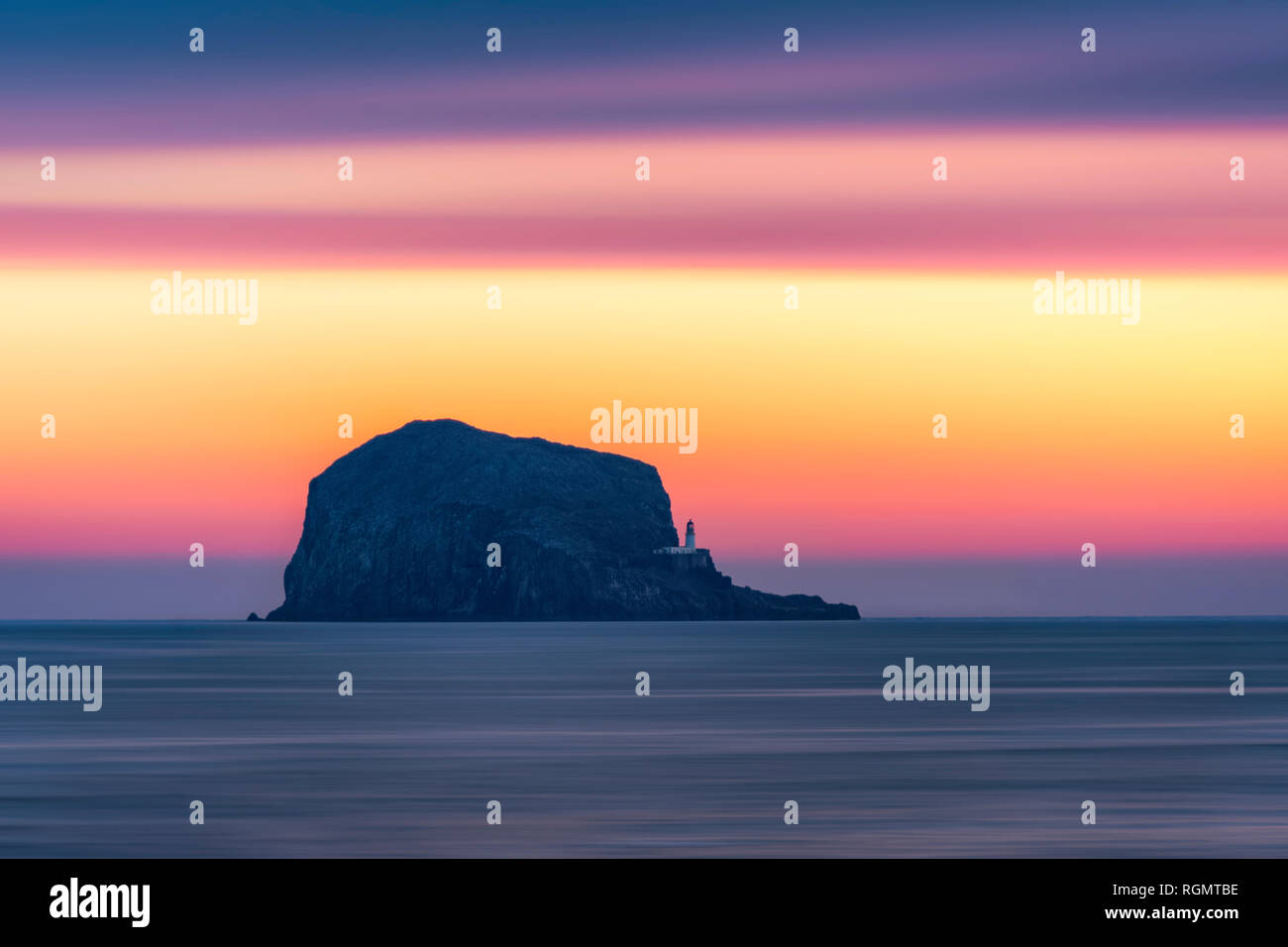 Großbritannien, Schottland, East Lothian, North Berwick, Erhabene, Blick auf Bass Rock bei Sonnenaufgang, Leuchtturm Stockfoto