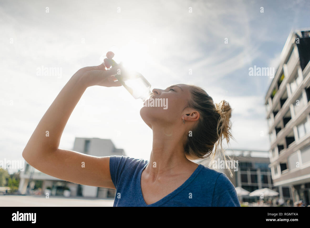 Niederlande, Maastricht, junge Frau trinkt aus der Flasche in der Stadt Stockfoto
