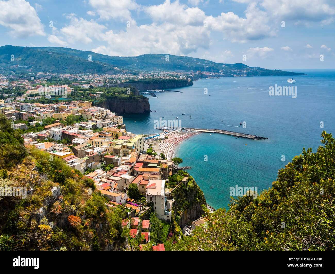 Italien, Kampanien, Neapel, Golf von Neapel, Sorrent, Blick auf die Klippe Küste Meta di Sorrento Stockfoto