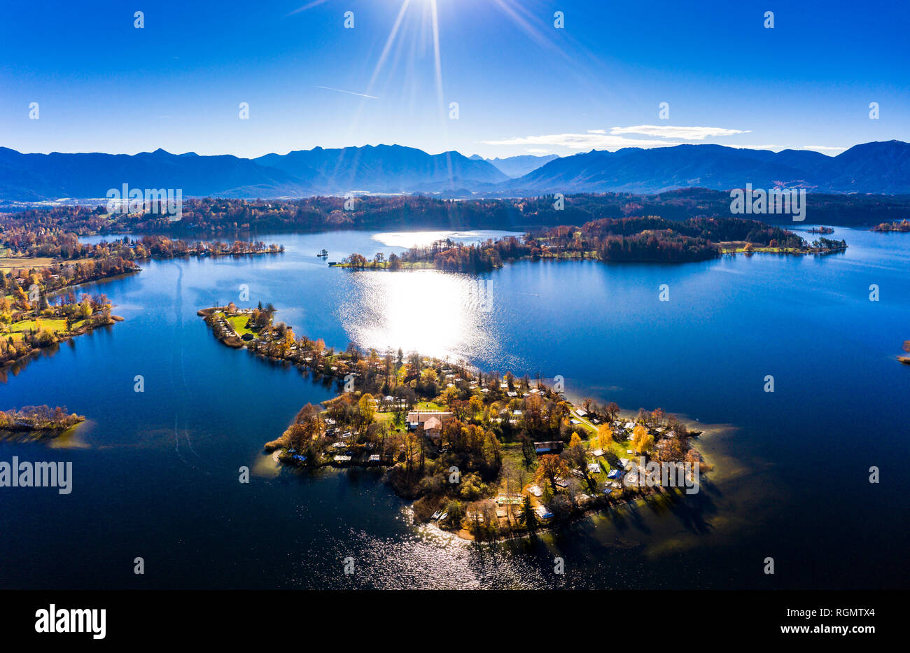 Deutschland, Bayern, Ostallgäu, Landkreis Garmisch-Partenkirchen, Alpenvorland, Luftaufnahme von Staffelsee See mit Inseln Stockfoto