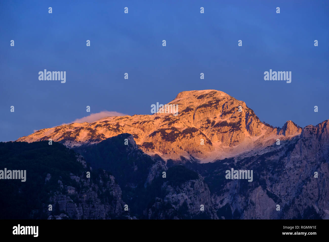 Albanien, Shkoder County, Albanischen Alpen, Theth Nationalpark, Theth, Berge im Abendlicht Stockfoto