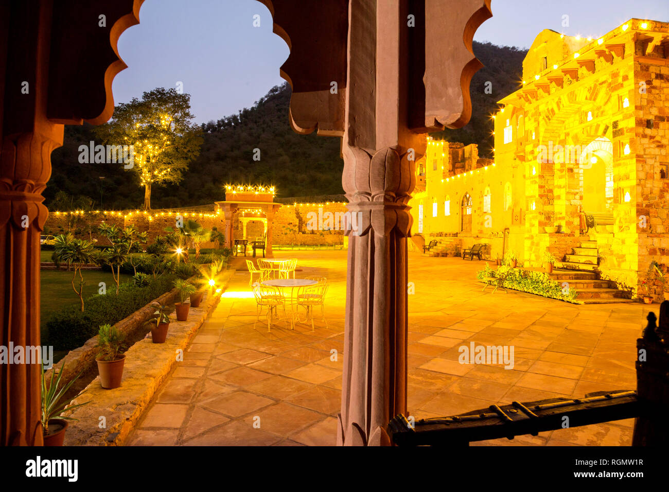 Indien, Rajasthan, Venice, Heritage Hotel Ram Bihari Palace, Terrasse am Abend Stockfoto