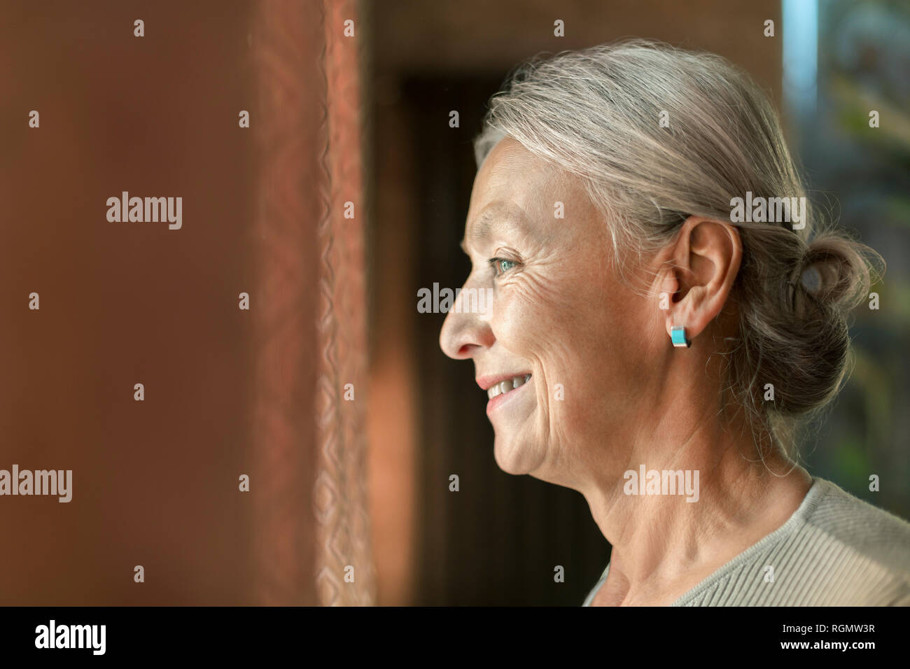 Profil von lächelnden älteren Frau Stockfoto