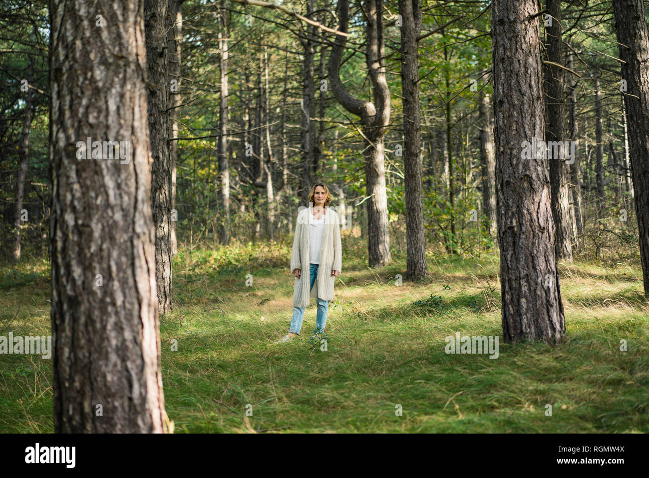 Ruhige Frau, die im Wald Stockfoto