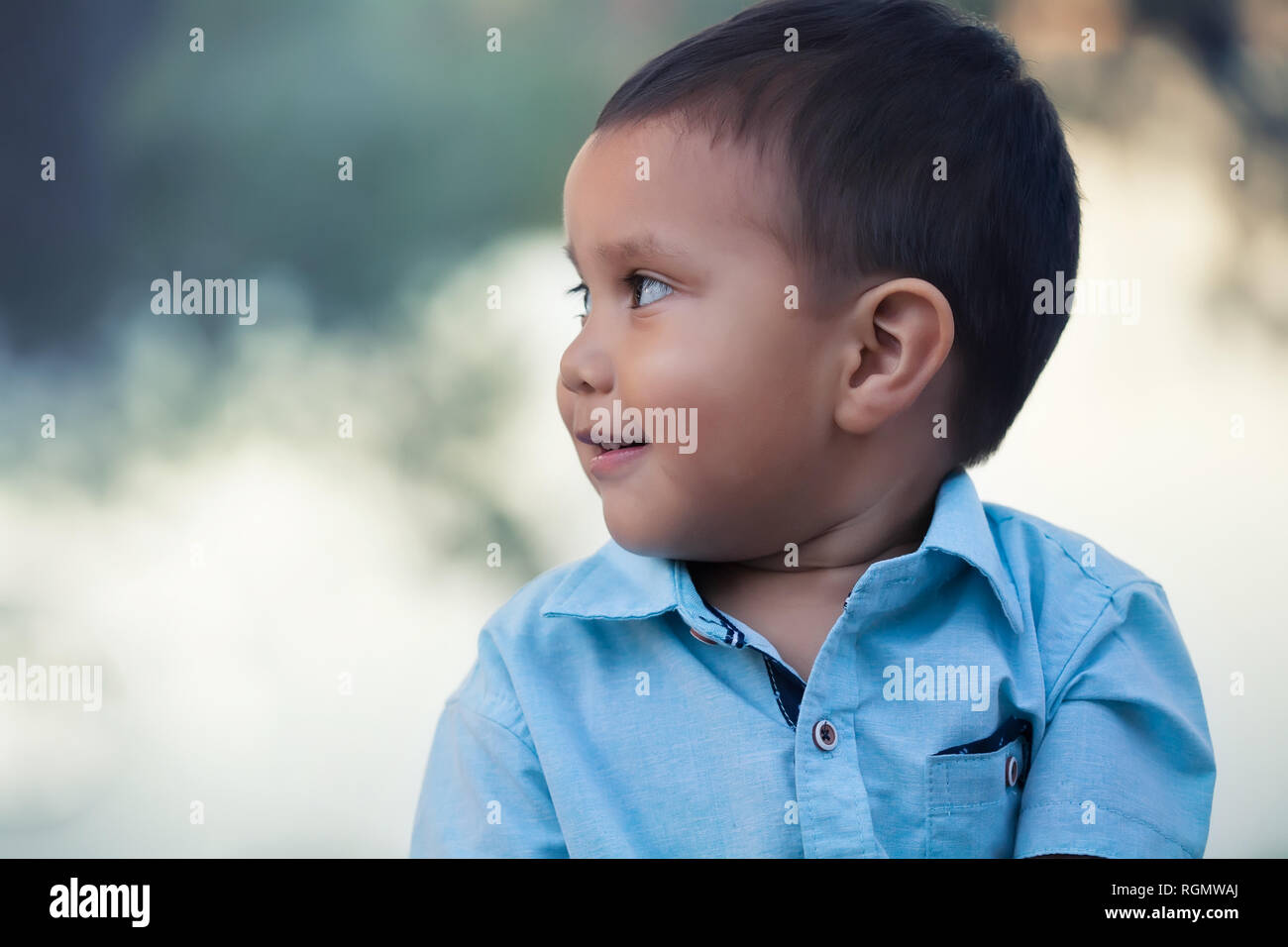 Eine Seitenansicht eines jungen Zicklein, konzentriert und suchen nach etwas auf Distanz, mit einem netten Lächeln. Stockfoto