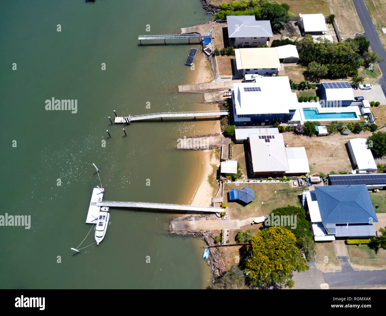 Antenne der Häuser mit eigenem Steg am Burnett River bei Burnett Köpfe, Bundaberg Queensland Australien Stockfoto