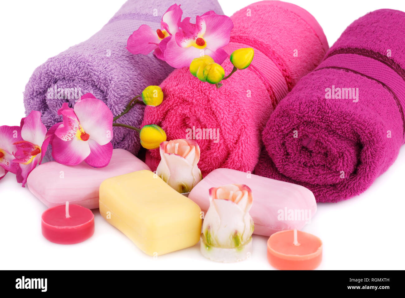 Spa mit Handtüchern, Seifen, Kerzen und Blumen auf weißem Hintergrund. Stockfoto