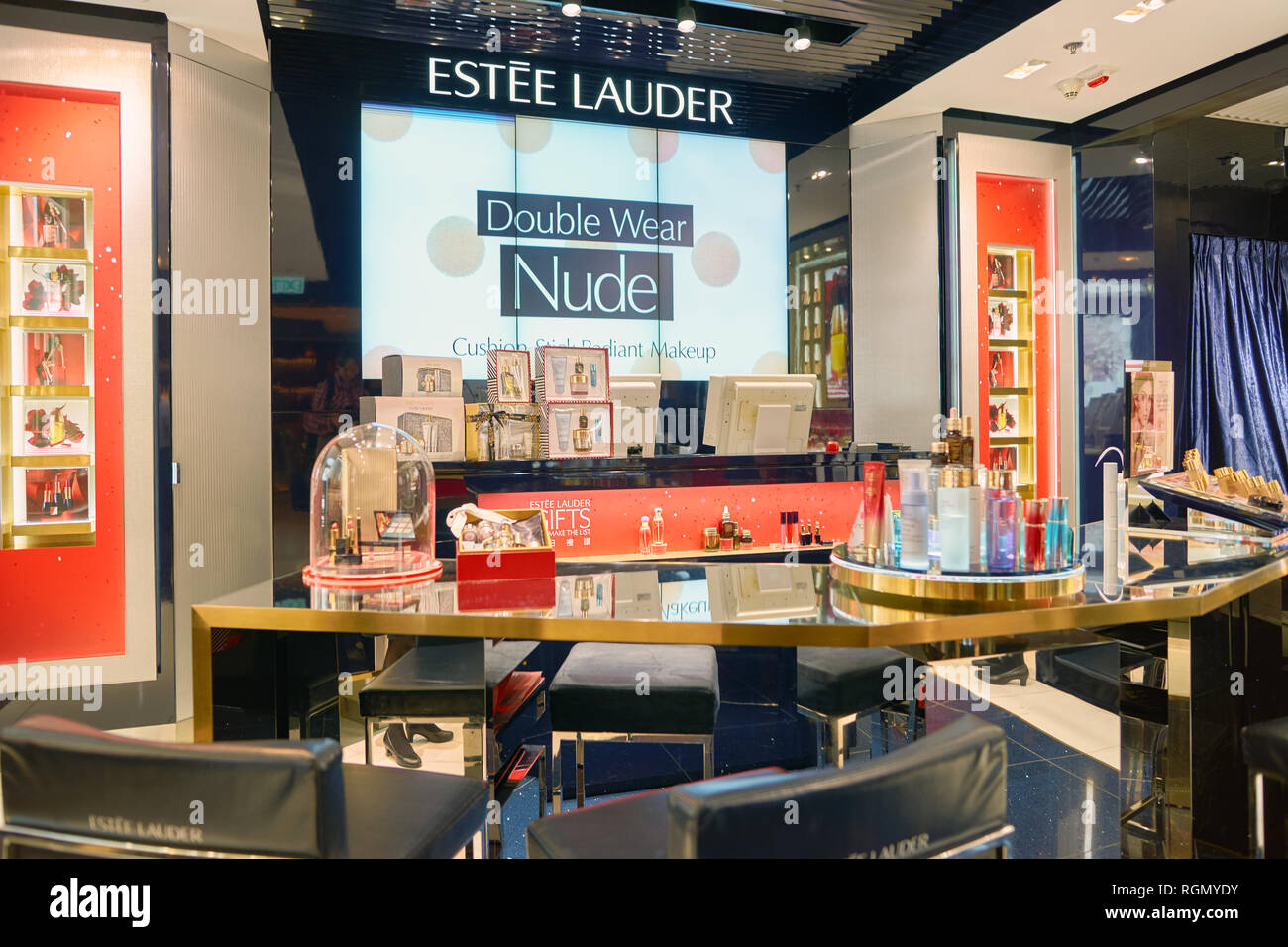 Hongkong - ca. November 2016: Estee Lauder Store an der Elemente Shopping Mall in Hongkong Stockfoto