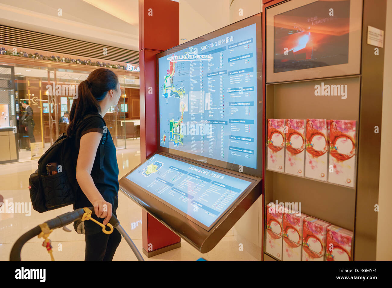 Hongkong - ca. November 2016: Frau an der Elemente Shopping Mall. Elemente ist ein großes Einkaufszentrum am 1 Austin Road, Tsim Sha Tsui, Stockfoto