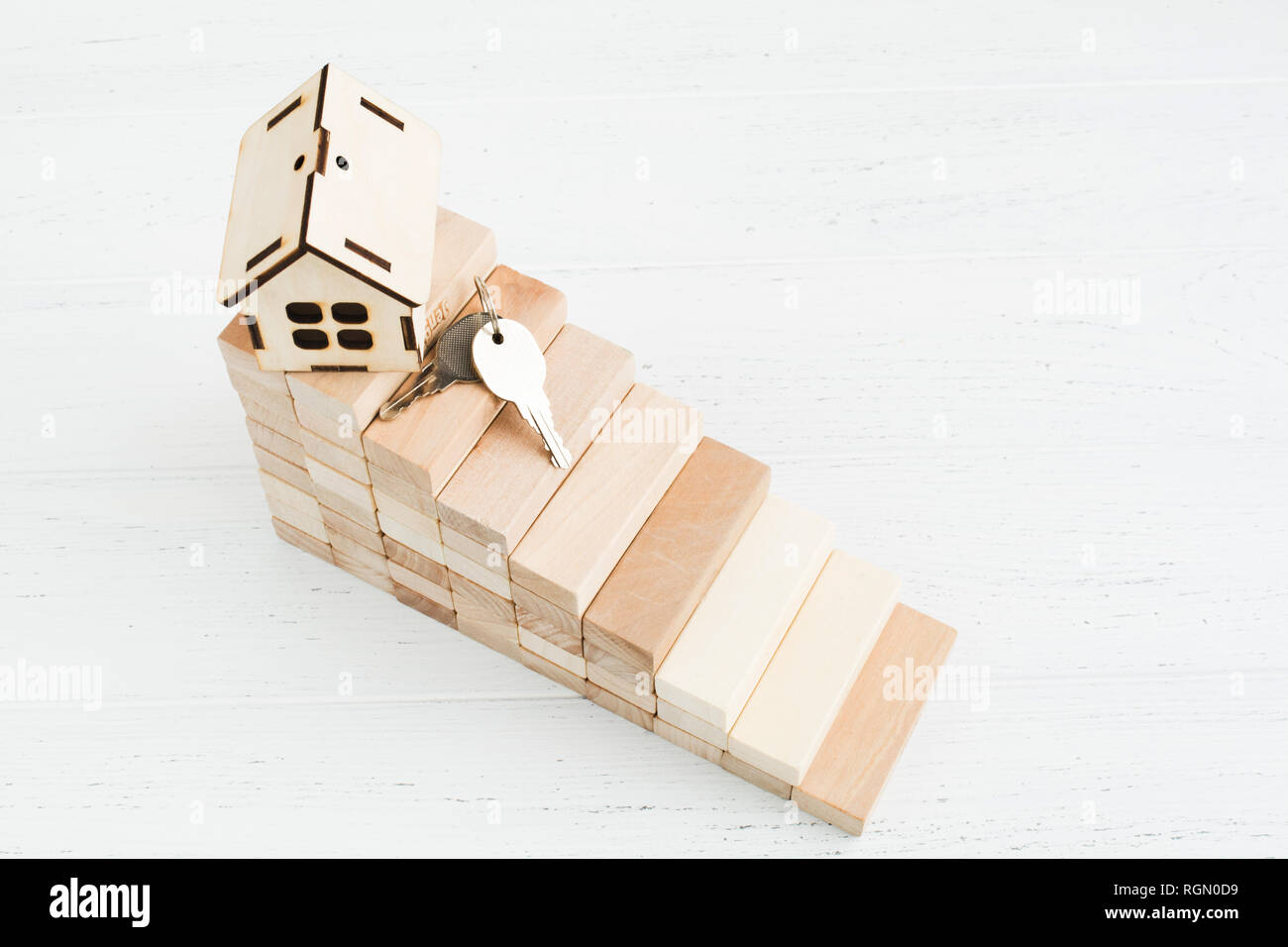Holztreppe mit Haus und Tasten, Immo oder Hypothek Konzept mit Kopie Raum Stockfoto