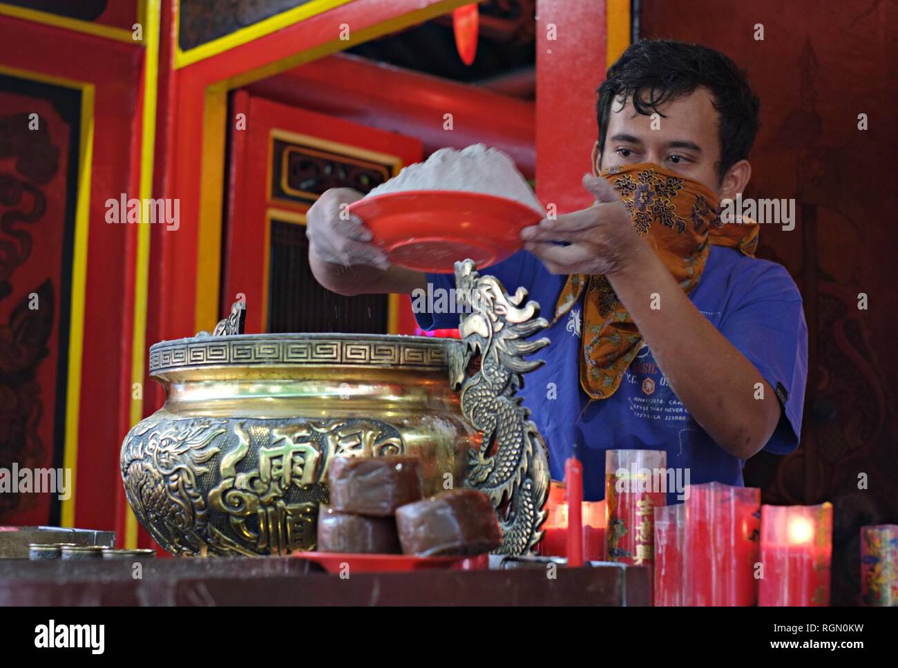 Ein Mann ist die Reinigung der Weihrauch Asche von einem Hio-lo in einem buddhistischen Tempel. Diese jährliche Tradition vor dem Chinesischen Neujahrsfest wird als Ayak Abu Ritual. Stockfoto