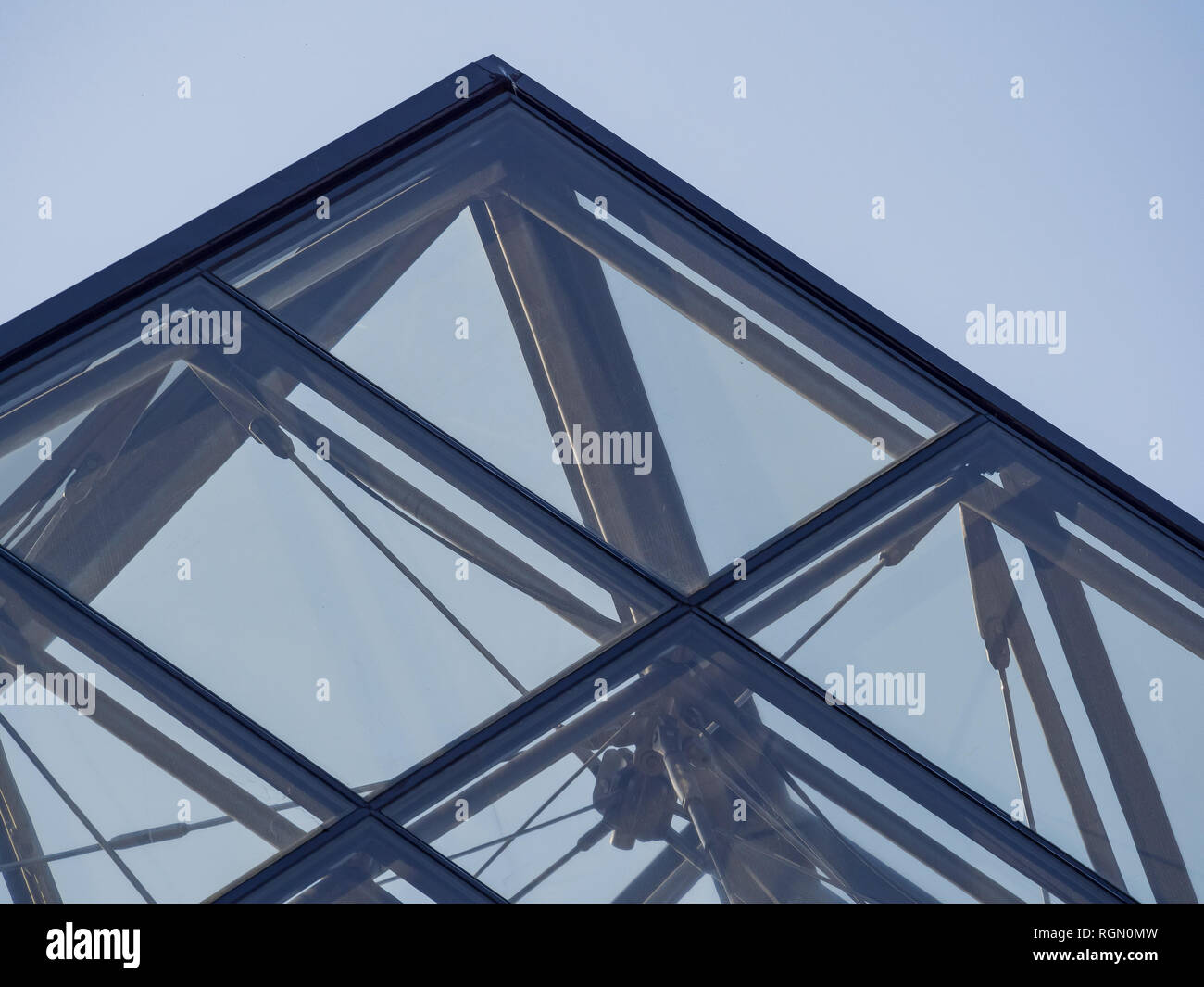 Nahaufnahme der Pyramide Dach des Louvre in Paris, Frankreich Stockfoto