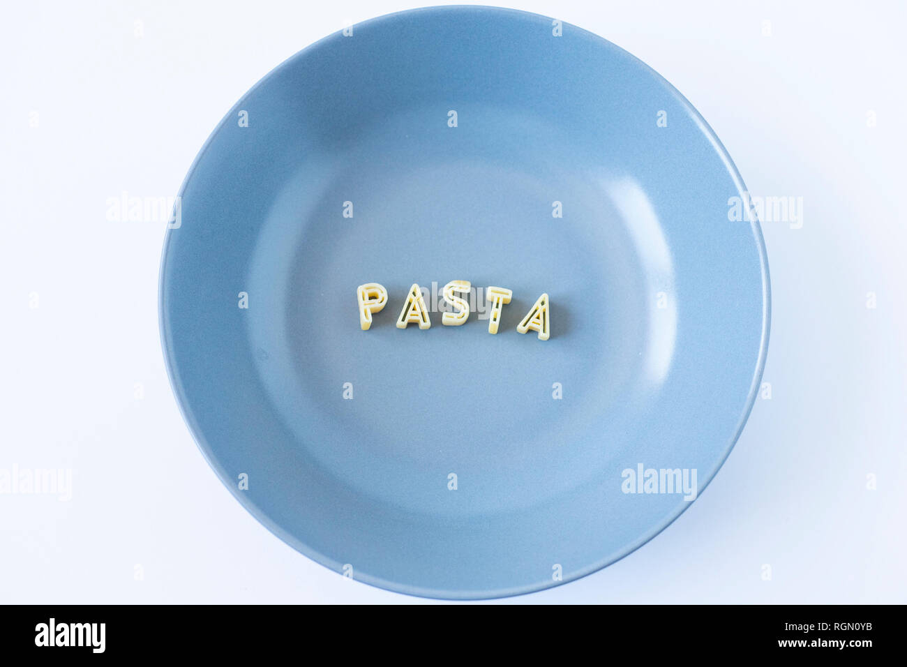 Das Wort "Pasta" mit echten pasta Buchstaben in einem hellen blau Teller. Ansicht von oben. Stockfoto