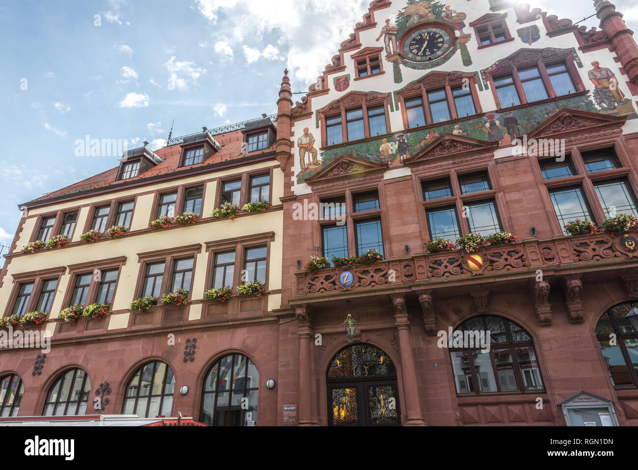 Altes Rathaus der Stadt Wolfach, Schwarzwald, Deutschland, Fassade mit historischen Gemälden der Region Stockfoto