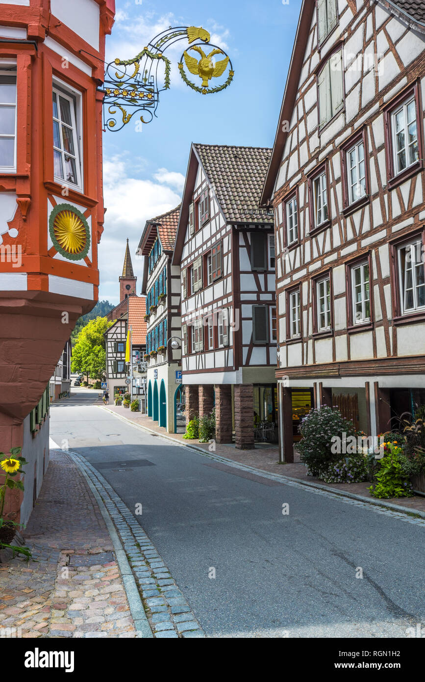 Strasse mit Fachwerkhäusern, Schwarzwald, Deutschland, Stadt Schiltach im Kinzigtal Stockfoto