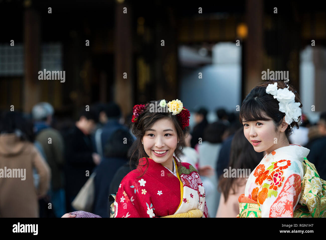 Junge Frauen in Kimonos auf Tag der Erwachsenen am Meiji Schrein, Harajuku, Tokio, Japan Stockfoto