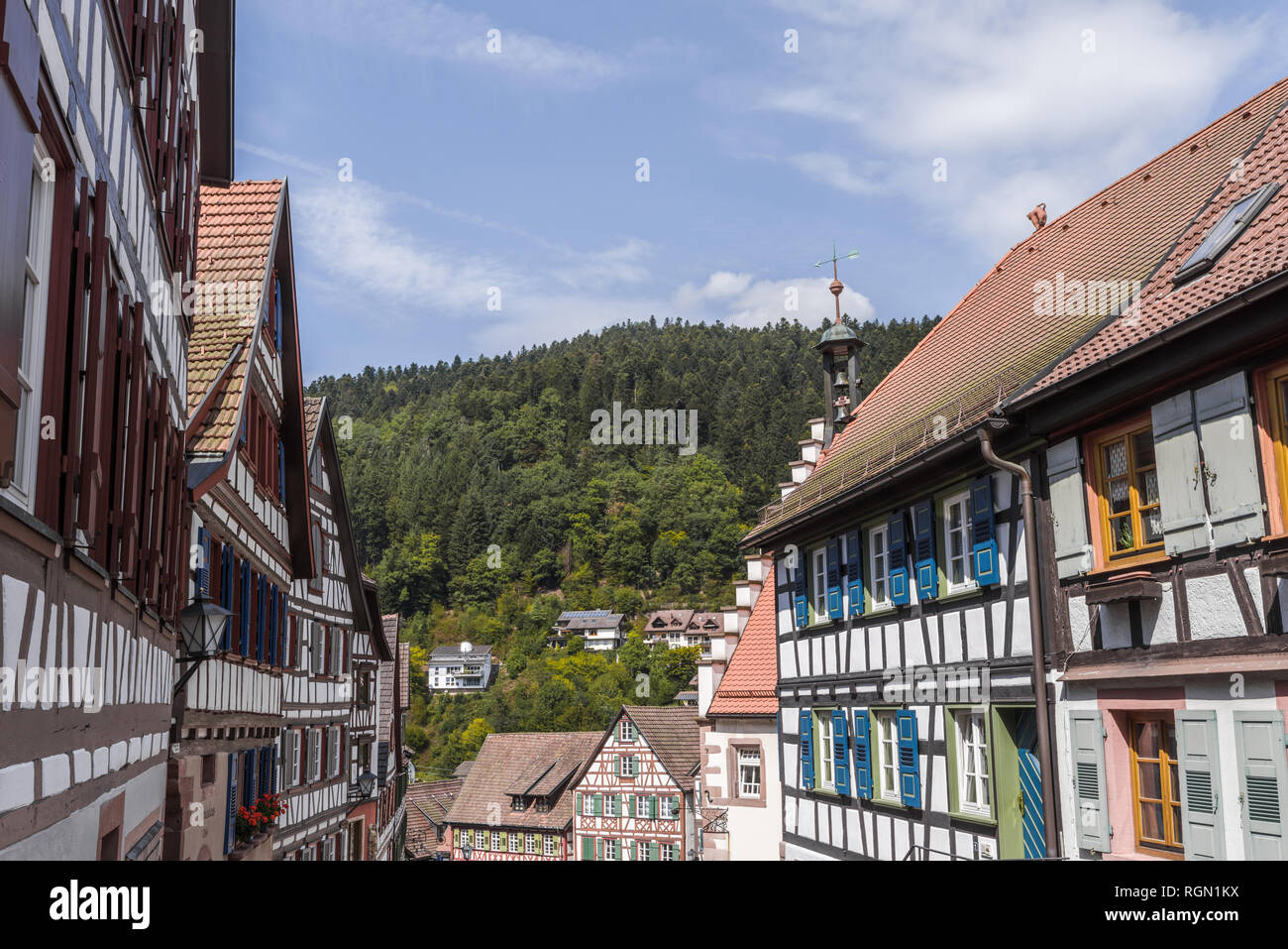 Straße mit Fachwerkhäusern in Schiltach, Schwarzwald, Deutschland, die alte historische Stadt mit Blick auf das Schwarze Forest Hills Stockfoto