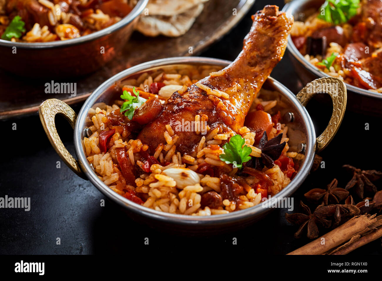 Hot würzigen Gericht der Arabischen kabsa mit Basmatireis, verschiedene Gemüse und Fleisch, gewürzt mit aromatischen Kräutern und Gewürzen in eine Schüssel gemacht Stockfoto