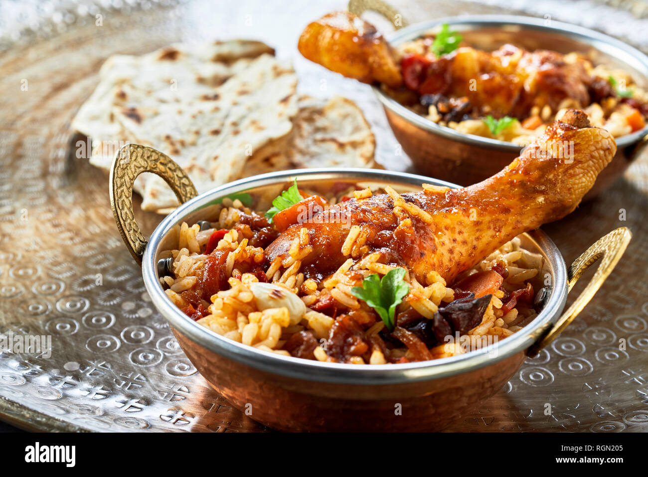 Traditionelle arabische Speisen Schalen kabsa in Nahaufnahme Stockfoto